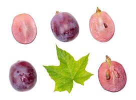oben Aussicht einstellen von rot oder violett Trauben mit Hälften und Grün Blatt isoliert auf Weiß Hintergrund mit Ausschnitt Pfad foto