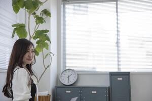 ein Arbeiten japanisch Frau durch Fernbedienung Arbeit im das Zuhause Büro Nahansicht foto