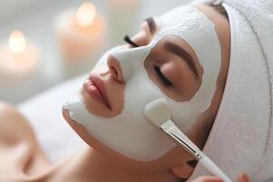 ai generiert ein Frau genießt ein Gesichts- Spa Behandlung mit ein Sahne Maske angewendet mit ein Bürste zu das Haut.Schönheit Salon Serie, Gesichts- Maske bewirbt sich foto