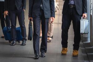 Geschäftsmann und Geschäftsfrau Reisender mit Gepäck, Geschäft Menschen Pendler Gehen Stadt Leben Konzepte foto