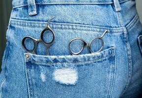 Fachmann Friseur Schere Lüge im das zurück Tasche von Jeans .hoch Qualität Foto