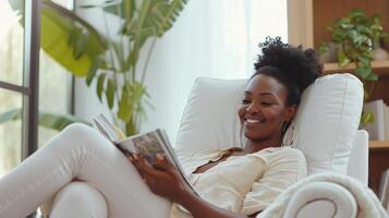 ai generiert lange Schuss von ein 30 Jahr alt schwarz Frau, entspannend im ein Weiß liegend Stuhl im ihr groß hell Leben Zimmer, lächelnd während lesen ein Zeitschrift foto