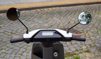 elektrisch Auto Lenkung Rad mit Spiegel auf ein Stein Pflaster Hintergrund. foto