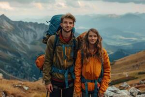 ai generiert abenteuerlich Paar auf Berg Wanderung foto