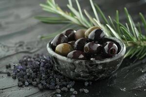 ai generiert ein Kreuz von Olive und Rosmarin im ein Schüssel von schwarz Salz- mit Oliven foto