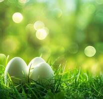 ai generiert Ostern Eier im Gras auf Sonnenschein Hintergrund und abstrakt Bokeh foto