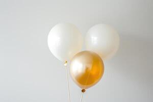 ai generiert Weiß und Gold Luftballons auf Weiß Hintergrund foto