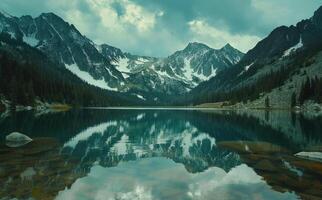ai generiert das felsig Berge sind reflektiert im das Kristall Blau Wasser von das See im das felsig Berge foto
