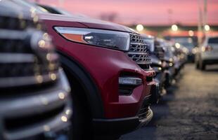 Händler Parkplatz Menge voll von Neu Autos während szenisch Sonnenuntergang foto