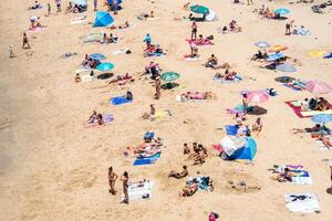 Lanzarote, Spanien - - August 15, 2018-Personen entspannend auf einer von das viele Strände von Lanzarote während ein Sommer- Tag foto