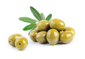 Süss Oliven mit Blätter auf Weiß Hintergründe. gesund Essen foto