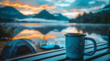 ai generiert Nahansicht von ein Kaffee Becher auf ein Wohnmobile draussen Tisch, heiter See und majestätisch Berge reflektieren im das Morgen brauen, Einkapselung das Ruhe von Camping Leben foto