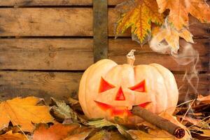 Halloween gruselig Kürbis Rauchen Zigarre foto