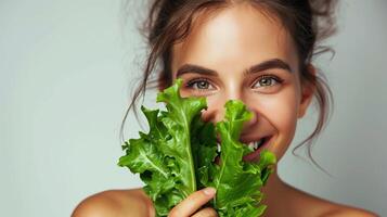 ai generiert jung froh Frau mit frisch Blatt Salat isoliert auf Licht Hintergrund foto