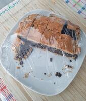 Süss hausgemacht Kuchen mit Mohn Saat vereinbart worden auf das Teller auf ein hölzern Tabelle foto