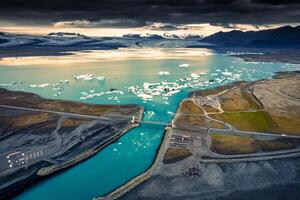jokulsarlon Gletscher Lagune mit Eisberg schwebend und das Brücke beim Island foto