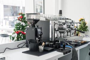 Espresso Kaffee Maschine und Herstellung Ausrüstung im Kaffee Geschäft foto