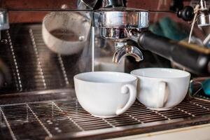 Kaffee Hersteller Herstellung Espresso Kaffee im Weiß Tasse auf Zähler foto