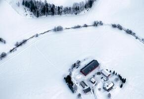 über von skandinavisch Dorf auf Schnee Feld im Winter beim Lofoten Inseln foto