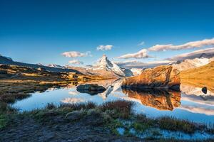 See stellisee mit Matterhorn Berg und Steine Betrachtung im das Morgen beim Zermatt, Schweiz foto