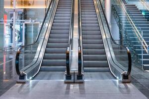 modern Luxus Rolltreppen mit Treppe foto