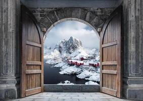 groß hölzern Tür öffnen mit Angeln Dorf und felsig Berge auf Küste im Winter beim Hamnoy, Lofoten Inseln foto