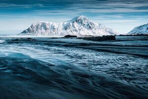 skagsanden Strand mit schneebedeckt Berg und gestreift Sand Welle im Winter beim Lofoten Inseln foto