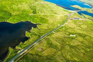 Autobahn Straße durch moosig Wildnis im Sommer- beim Island foto