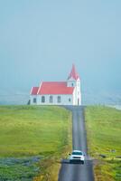 heilig ingjaldsholskirkja Kirche und Auto Fahren auf das Straße im nebelig auf Sommer- beim Island foto