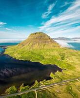 majestätisch kirkjufell vulkanisch Berg mit nebelig auf atlantisch Ozean im Sommer- beim snaefellsnes Halbinsel, Island foto