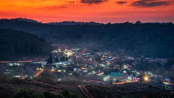 ländlich Szene von thailändisch Stamm Dorf mit wild Himalaya Kirsche Baum Blühen im das Sonnenuntergang beim Verbot rong kla, Thailand foto