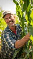 ai generiert Porträt von ein lächelnd Weiß männlich Mais Farmer Arbeiten im seine Mais Feld, generativ ai, Hintergrund Bild foto