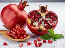 ai generiert generiert imapomegranate isoliert auf Weiß Hintergrund foto