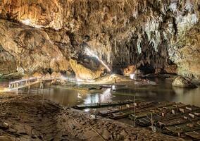 Höhle lod Stalaktit und Stalagmit mit Beleuchtung Tourist und Floß auf Fluss foto