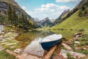 seealpsee Berg See und Boot im Alpstein Berg Angebot beim Schweiz foto