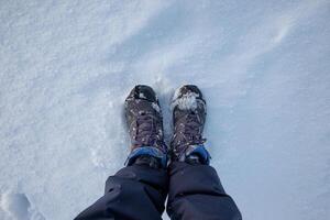 Winter Stiefel mit Schnee Griffe auf Schnee Fußboden im Winter foto