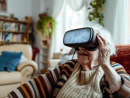 ai generiert online Bildung Senior Frau tragen vr Headset mit Leben Zimmer Hintergrund ai generativ foto