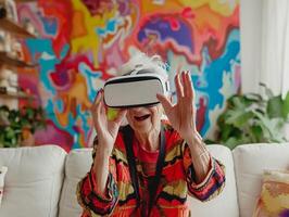 ai generiert online Bildung Senior Frau tragen vr Headset mit Leben Zimmer Hintergrund ai generativ foto