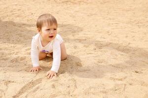 süß wenig Baby barfuß auf das Sand mit Kopieren Raum foto