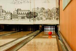 Fahrbahn im ein Bowling Verein mit ein rollen Ball und Stifte foto