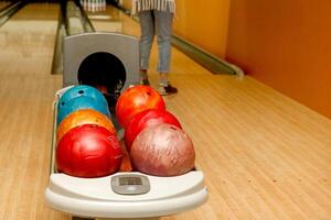 Lager von Bowling Bälle im ein Bowling Verein foto