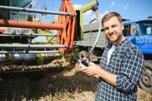 Farmer Stehen im Weizen Feld beim Ernte foto