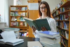 Porträt von ein schön Schüler im ein Bibliothek foto