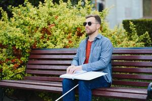 blind Mann lesen durch berühren Blindenschrift Buch foto