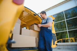 jung Lieferung Mann Kurier im Uniform halt Unterlagen Zwischenablage Überprüfung aufführen Paket Post Kisten in der Nähe von ein Auto zum Bedienung Sendung zu Kunde, online Einkaufen Bedienung Konzepte. foto