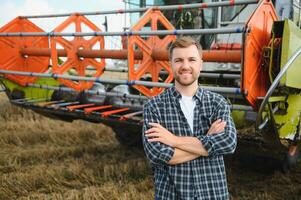 Farmer Stehen im Weizen Feld beim Ernte foto