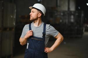 männlich Warenhaus Arbeiter Porträt im Warenhaus Lagerung. foto