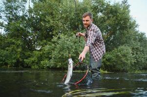 Fischer Jagd Forellen im Berg Fluss. Angeln Netz Detail. foto