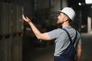 männlich Warenhaus Arbeiter Porträt im Warenhaus Lagerung. foto