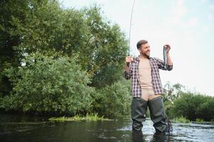 Fischer Jagd Forellen im Berg Fluss. Angeln Netz Detail. foto